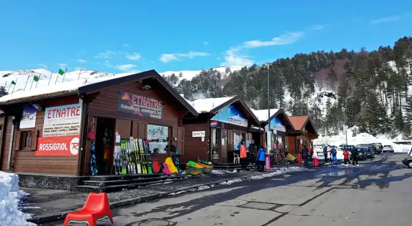 Negozi di noleggio sci sull'Etna, con attrezzatura in esposizione. Ideale per chi cerca informazioni sui costi per sciare sull'Etna e souvenir.