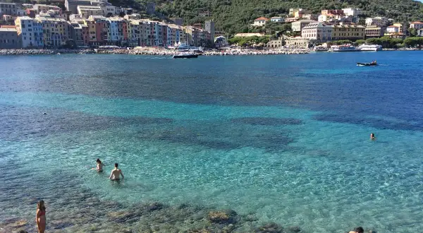Splendide spiagge del Golfo dei Poeti, con acque cristalline e persone che si godono il mare.