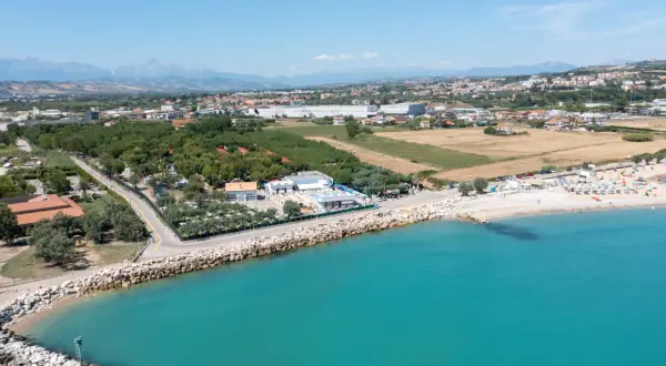 Perfetta per le vacanze in Abruzzo, questa costa offre mare cristallino, spiaggia attrezzata e un resort con piscina.