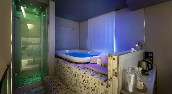Un'oasi di relax con vasca idromassaggio e doccia cromoterapica, ideale per un soggiorno benessere nelle terme di Perugia.