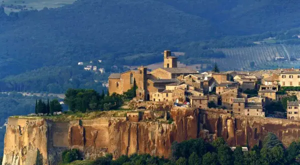 Orvieto, un gioiello arroccato su una rupe tufacea, domina il paesaggio umbro.