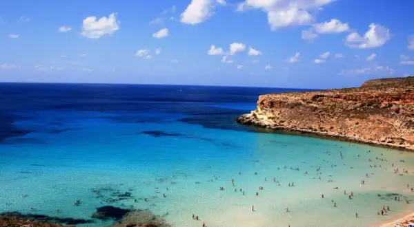 Le splendide linosa spiagge con acque cristalline e scogliere rocciose, piene di bagnanti che si godono il sole e il mare.