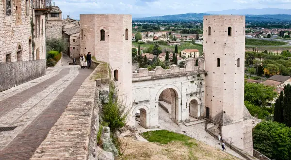 Porta Romana a Gubbio, un'idea per cosa vedere a Gubbio e dintorni in 3 giorni. Un antico arco con torri medievali domina il paesaggio umbro.