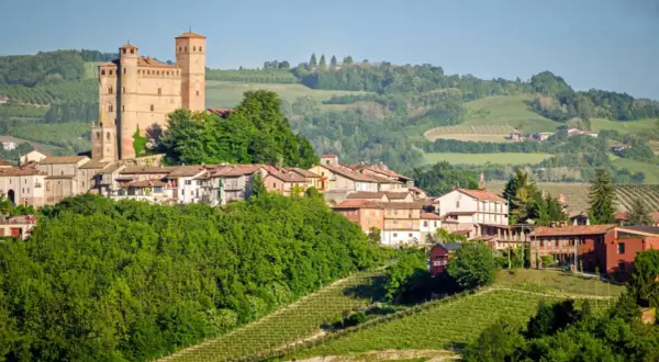 Borgo medievale con castello e vigneti, uno dei tanti **paesi da visitare nelle Langhe**.