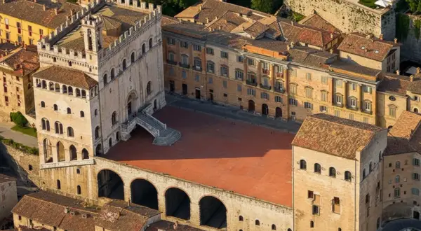 Vista aerea del centro storico medievale di Gubbio, con il Palazzo dei Consoli e la piazza principale.