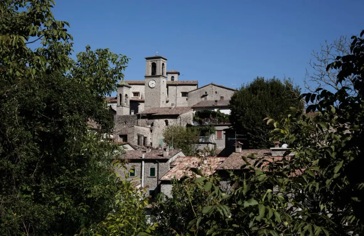 Borgo antico con torre campanaria e orologio. Scopri cosa vedere a Portico di Romagna, un gioiello medievale tra i monti.