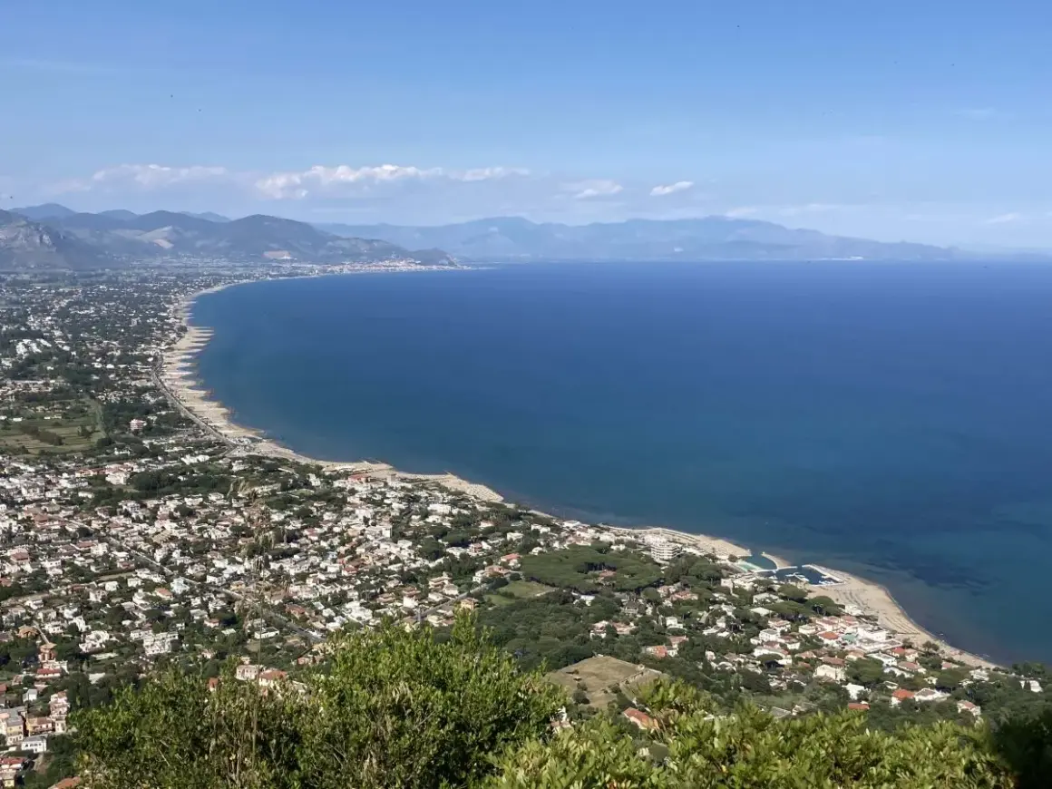 Vista panoramica del circeo mare, con la costa frastagliata, le case bianche e il blu intenso del mare sotto un cielo limpido.