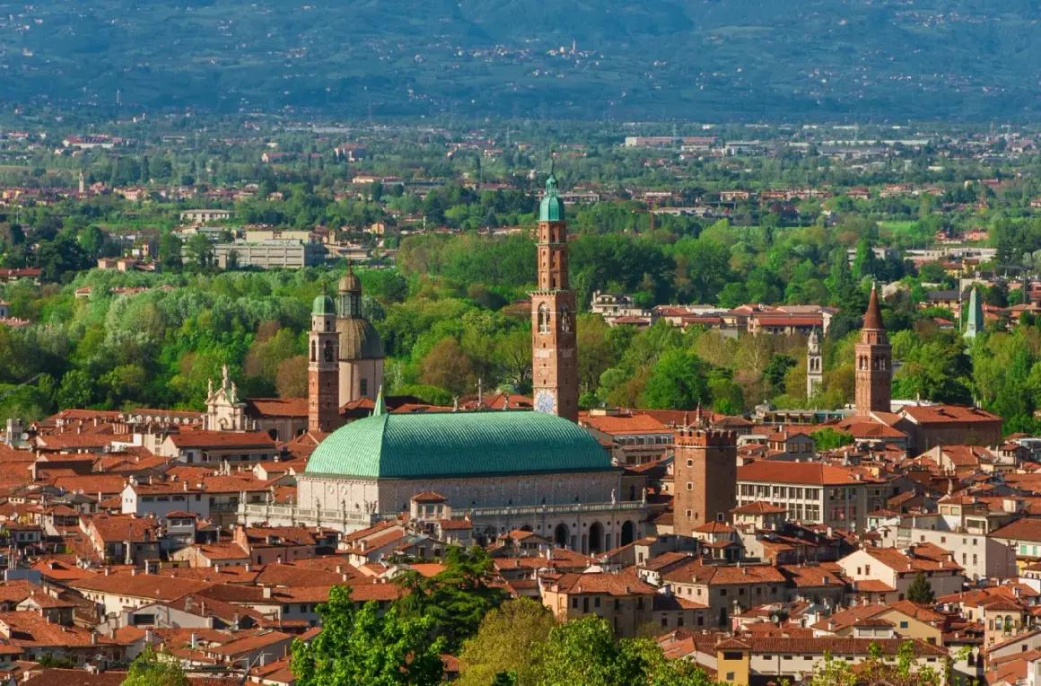 Vista panoramica di Vicenza con la Basilica Palladiana e torri. Perfetto per scoprire cosa vedere a Vicenza in due giorni.