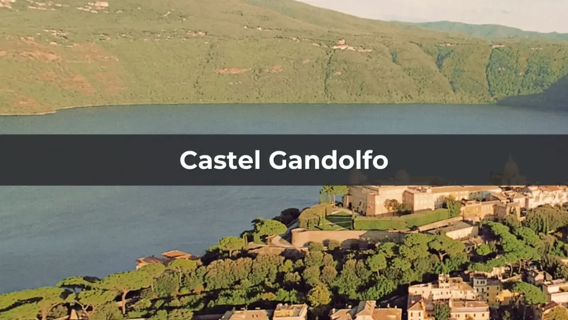 Castel Gandolfo, residenza estiva dei papi, si affaccia sul lago Albano, circondato da verdi colline.
