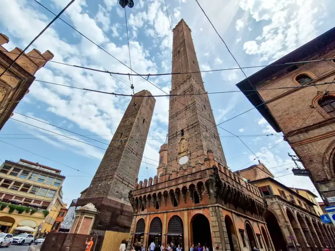 Le Due Torri di Bologna, icone della città, sono un must per chi cerca cosa vedere vicino a Bologna.