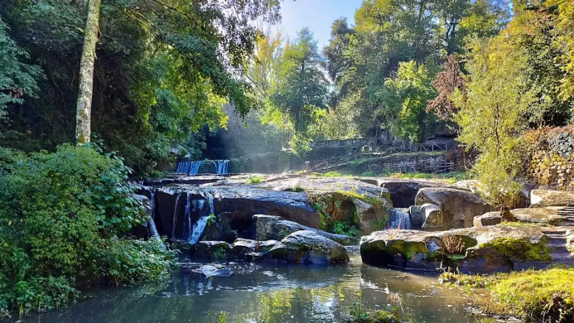 Cascata tra rocce e vegetazione lussureggiante, un angolo di pace che ricorda le montagne del Lazio.