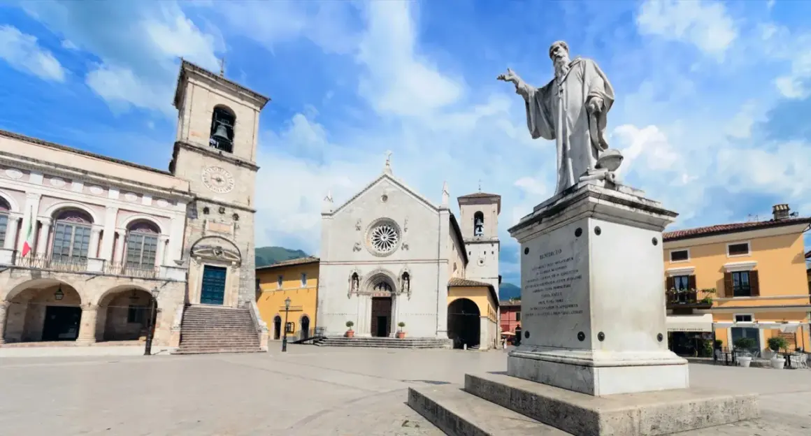 Norcia, famosa per San Benedetto, patrono d'Europa, con la sua basilica e il monumento in piazza.