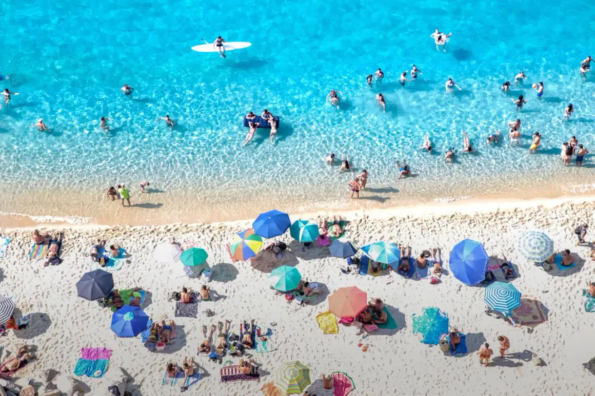 Viste aeree delle spiagge di Tropea, con bagnanti che si godono il sole e il mare cristallino.