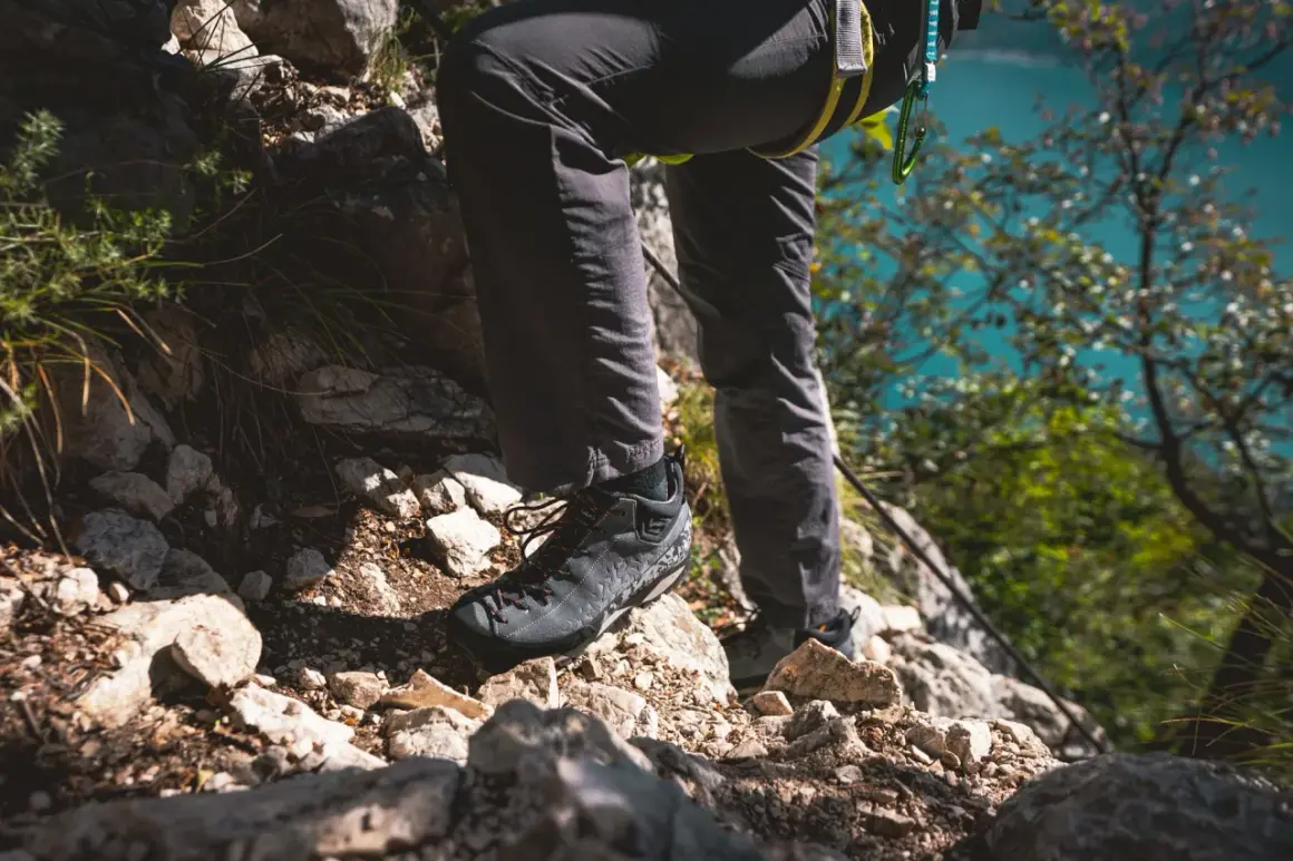 Scarpe da hiking: il loro significato è sicurezza e aderenza su sentieri rocciosi. Un passo dopo l'altro, verso la vetta.