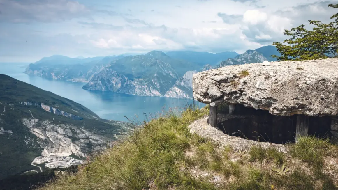 Bunker diroccato domina il panorama del lago e delle montagne del Val di Gresta.