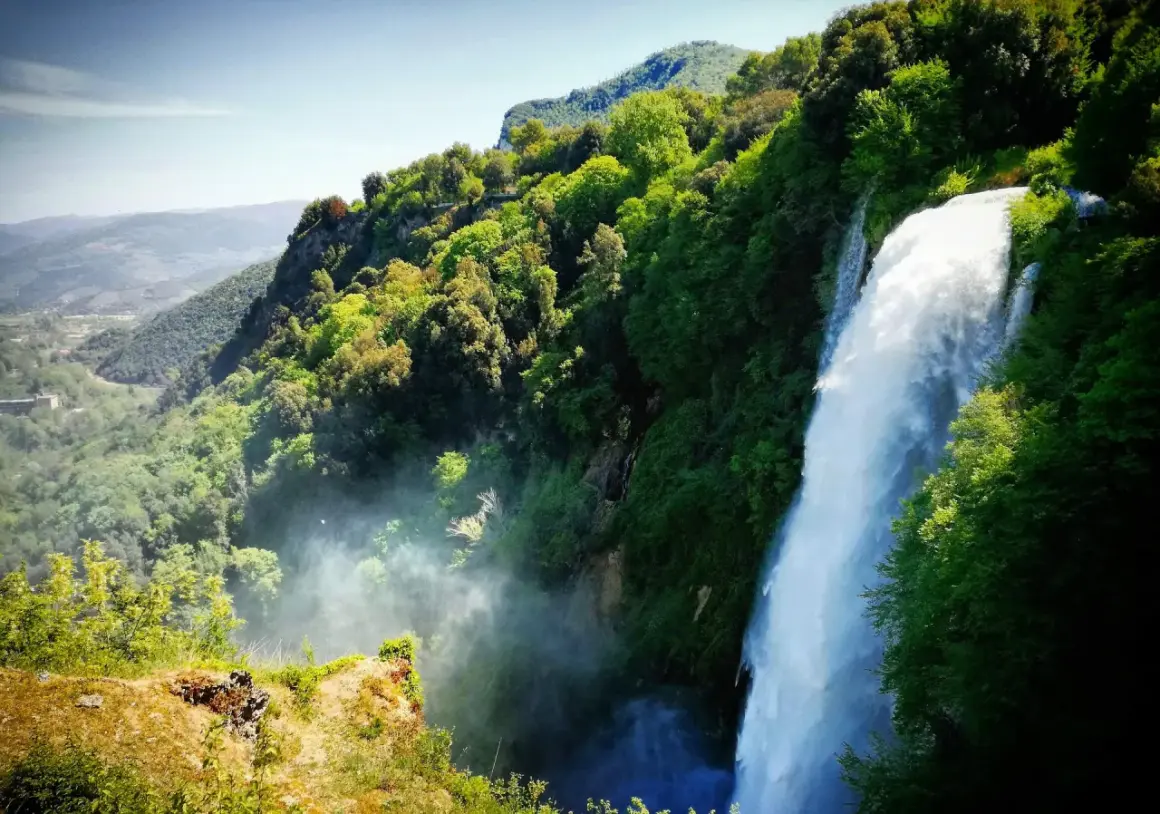 Cascata delle Marmore, un'emozione da trekking in Umbria. La natura esplode in un tripudio di verde e acqua.