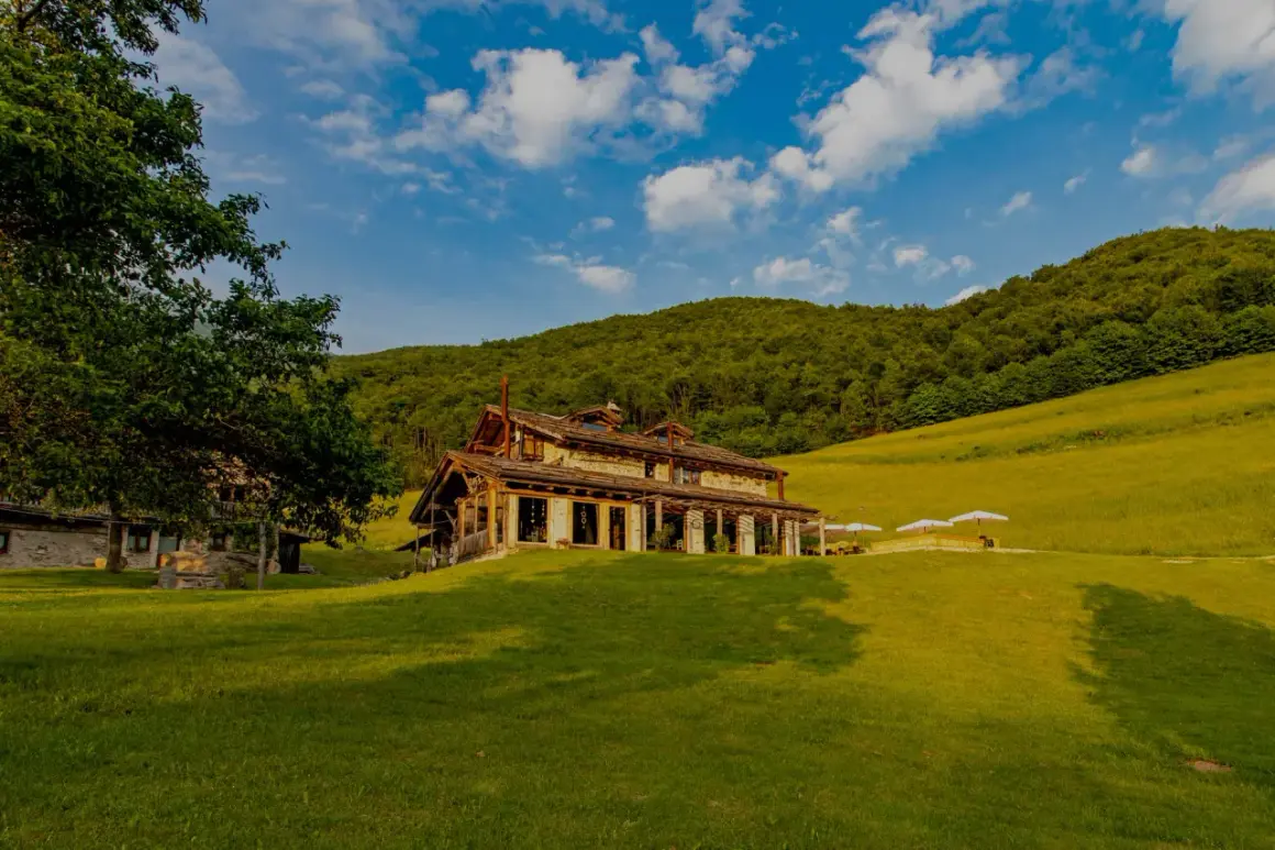 Un casale in pietra e legno immerso nel verde, ideale per scoprire cosa fare a Limone Piemonte tra natura e relax.
