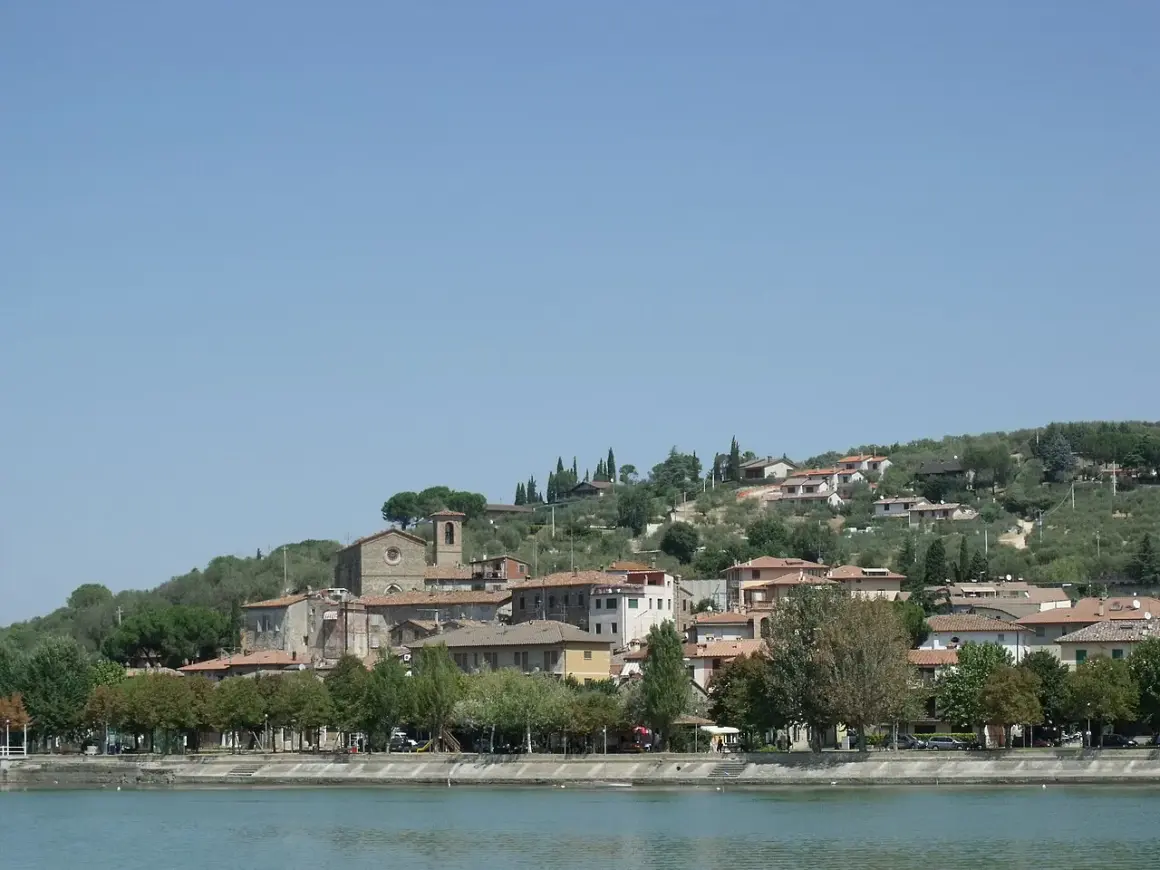Panoramica di San Feliciano, con il borgo arroccato sulla collina, la chiesa e il lago. Cosa vedere in questo incantevole paese.