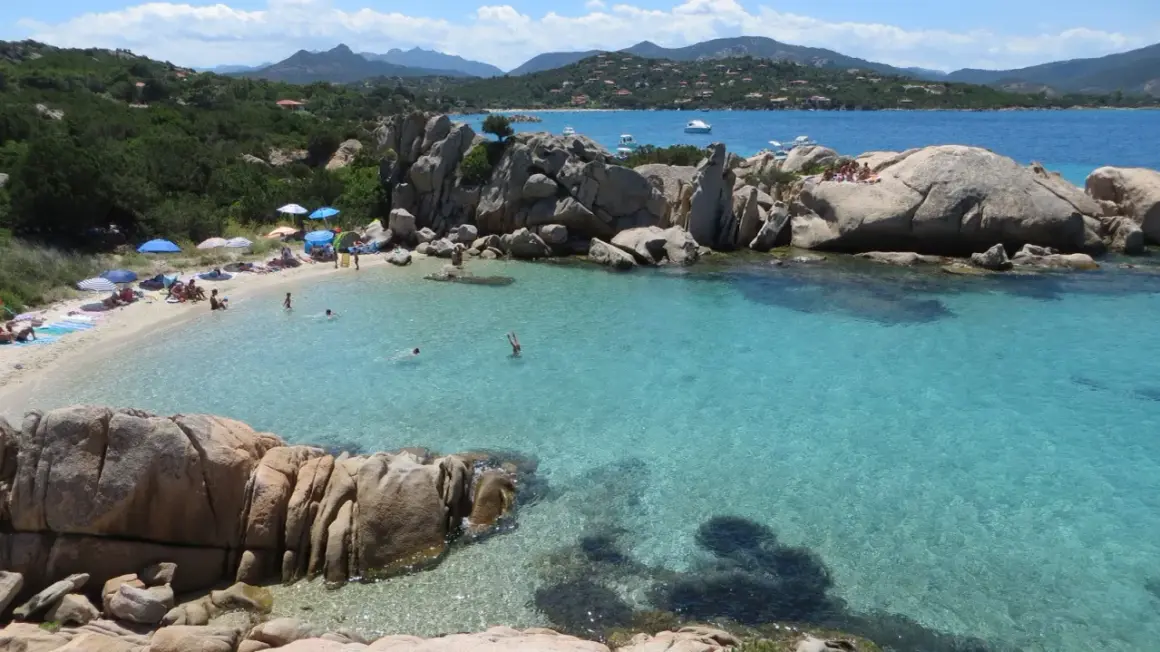 Spiagge di San Teodoro con acque cristalline, rocce granitiche e gente che si gode il sole e il mare.