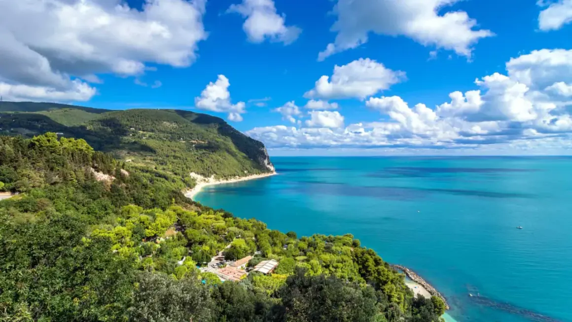 Vista mozzafiato del Monte Conero, dove il verde lussureggiante incontra il blu intenso del mare Adriatico.