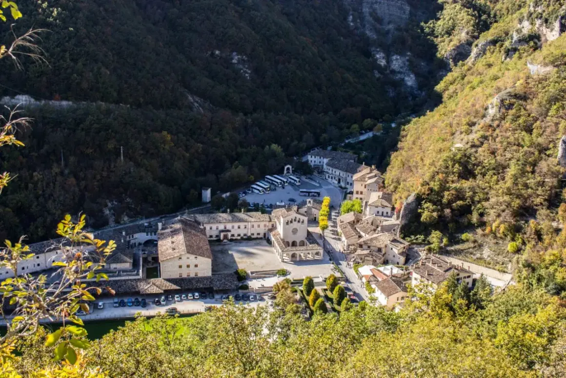 Borgo medievale incastonato tra montagne boscose, dove si trova la basilica.