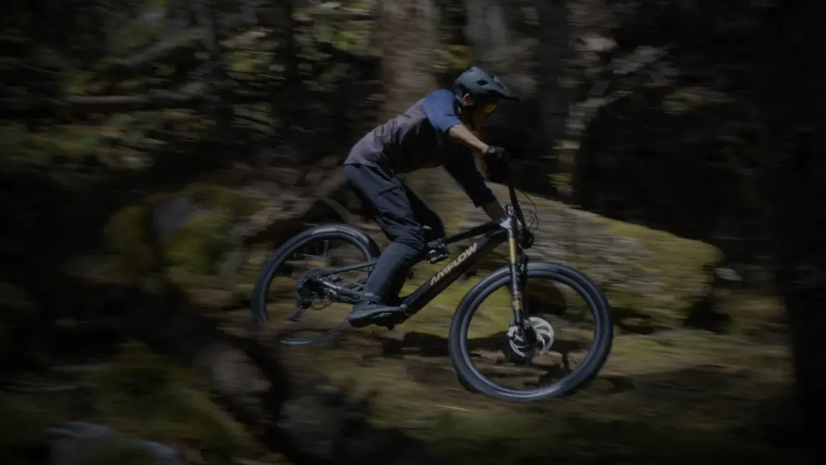 Ciclista in azione su una mountain bike, perfetta per la tua guida all'acquisto.