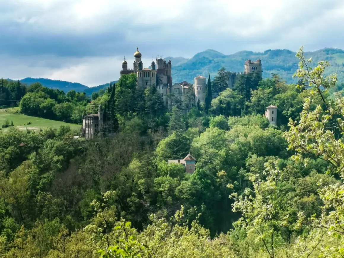 Castelli fiabeschi e torri medievali tra il verde rigoglioso: ecco cosa vedere nell'Appennino bolognese, un panorama da sogno.