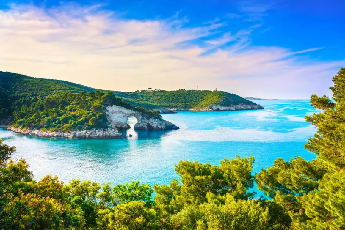 Arco di roccia sul mare turchese, un sogno per le vacanze in Gargano.