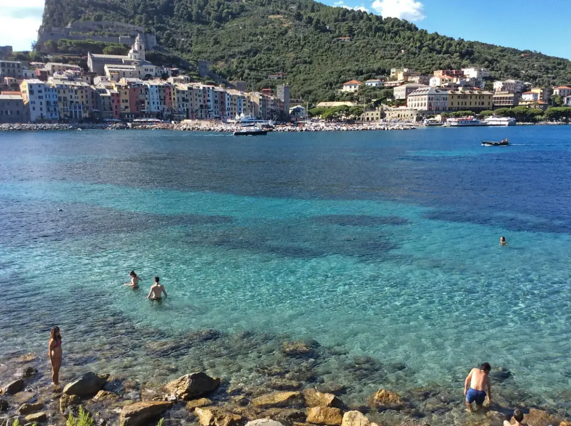 Splendide spiagge del Golfo dei Poeti, con acque cristalline e persone che si godono il mare.