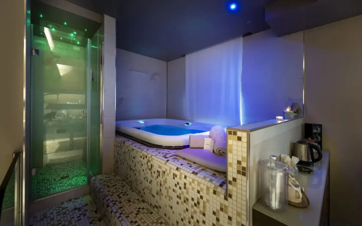Un'oasi di relax con vasca idromassaggio e doccia cromoterapica, ideale per un soggiorno benessere nelle terme di Perugia.