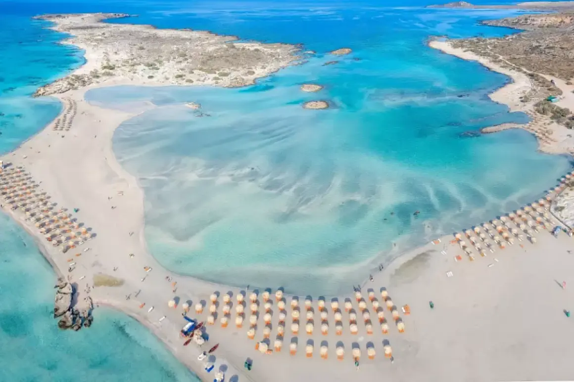 Spiaggia di Elafonissi, dove si trova Creta, con acque turchesi e sabbia rosa.