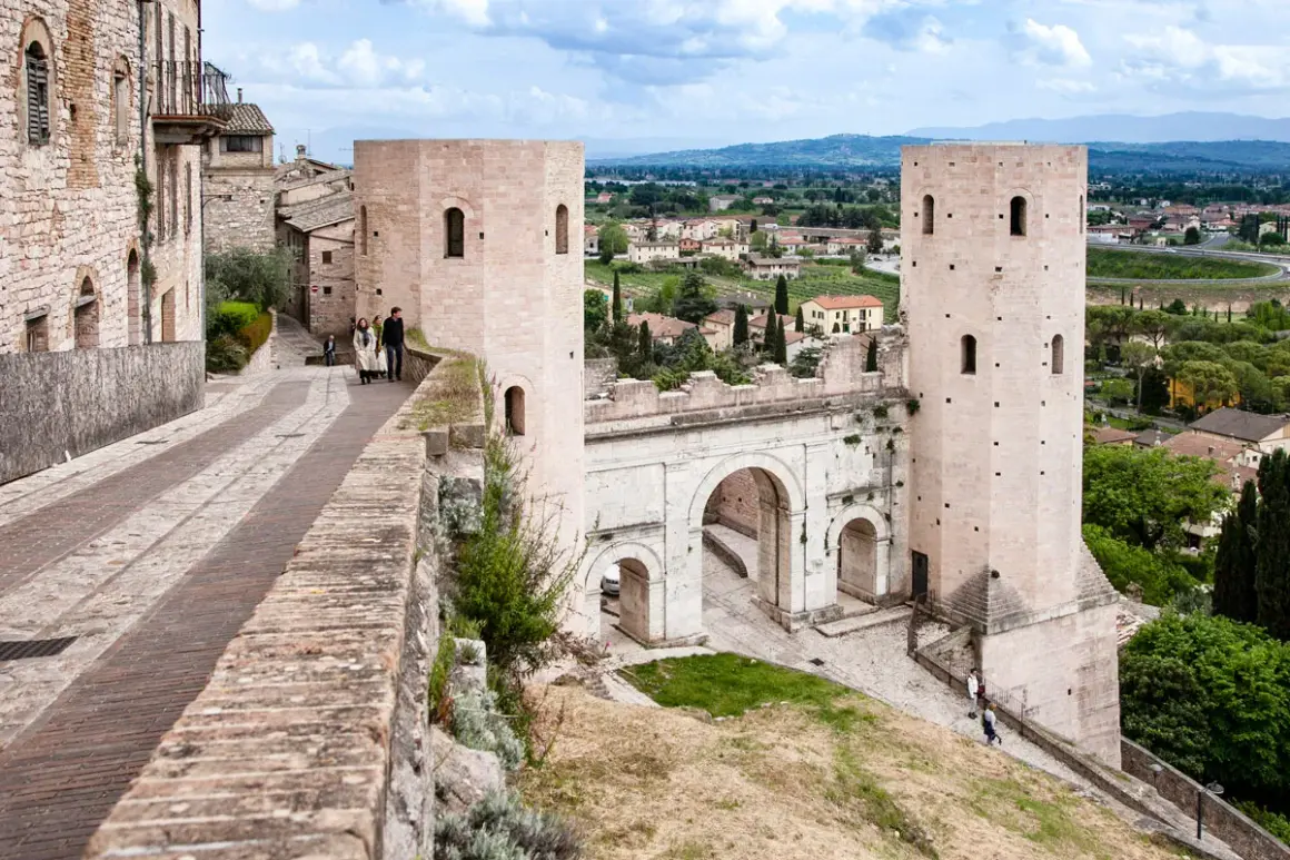 Porta Romana a Gubbio, un'idea per cosa vedere a Gubbio e dintorni in 3 giorni. Un antico arco con torri medievali domina il paesaggio umbro.