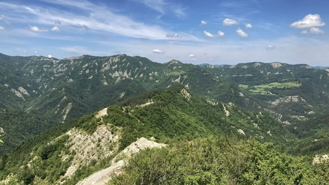 Panorami mozzafiato per il trekking a Cesena, tra colline verdi e cieli azzurri.