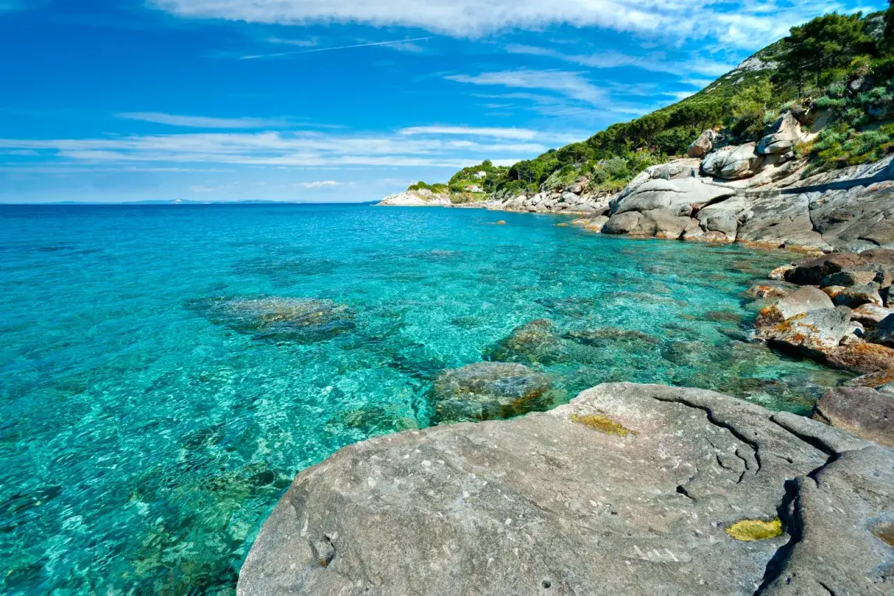 Acque cristalline e rocce scolpite dal mare: ecco cosa vedere all'isola d'Elba per un'immersione nella natura incontaminata.