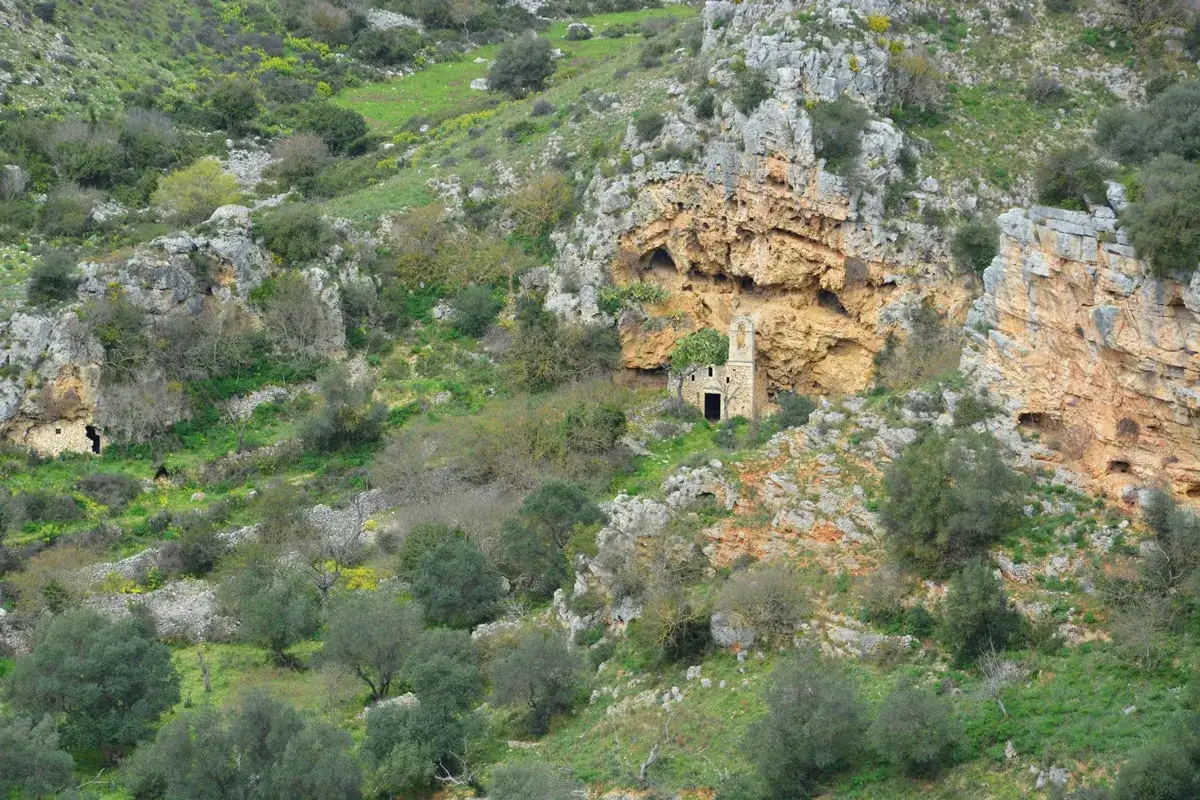 Piccola chiesa rupestre incastonata nella roccia, un luogo suggestivo da scoprire tra le meraviglie da vedere vicino Matera.