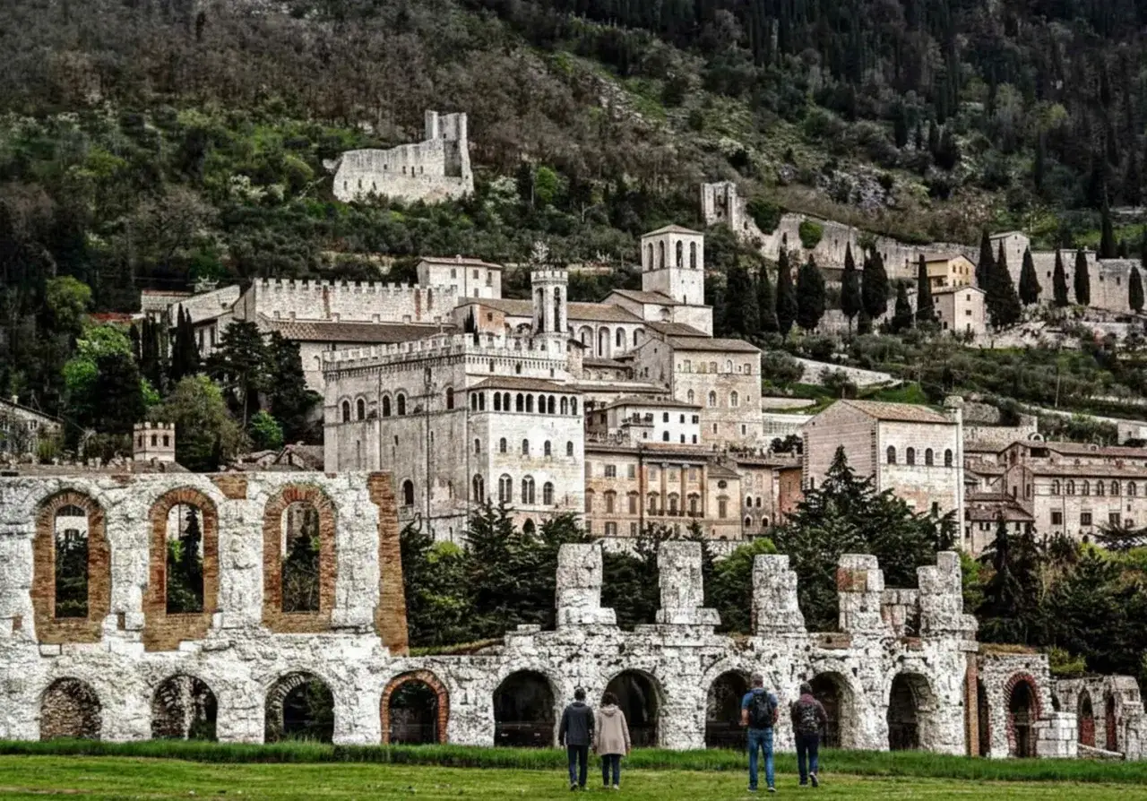 Gubbio: rovine antiche e borgo medievale, un'idea per cosa vedere a Gubbio e dintorni in 3 giorni.
