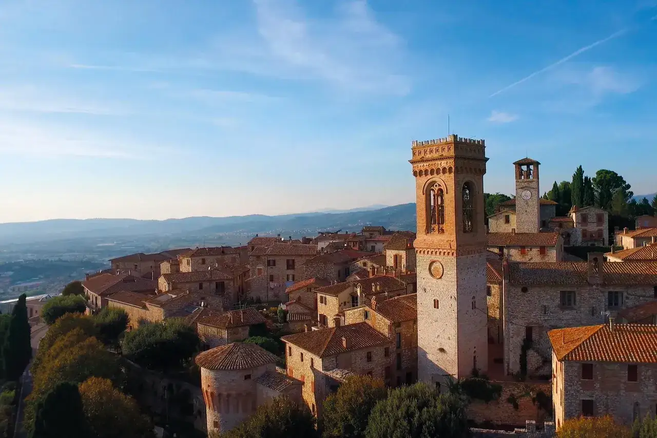 Torri medievali e tetti in cotto a Corciano, un borgo umbro con panorami mozzafiato. Scopri cosa vedere in questo gioiello.