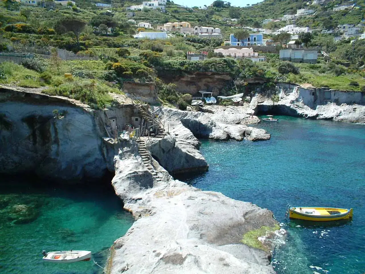 Un angolo di paradiso tra le spiagge di Ponza. Acque cristalline, scogliere rocciose e case bianche aggrappate alla collina.
