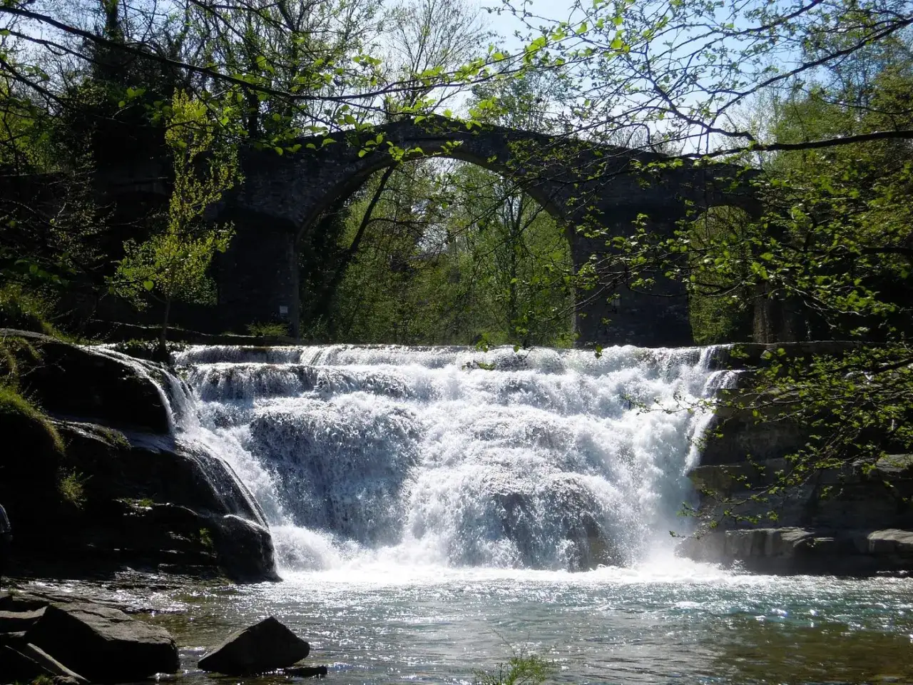 Cascata e ponte in pietra, un'immagine suggestiva di Portico di Romagna cosa vedere.