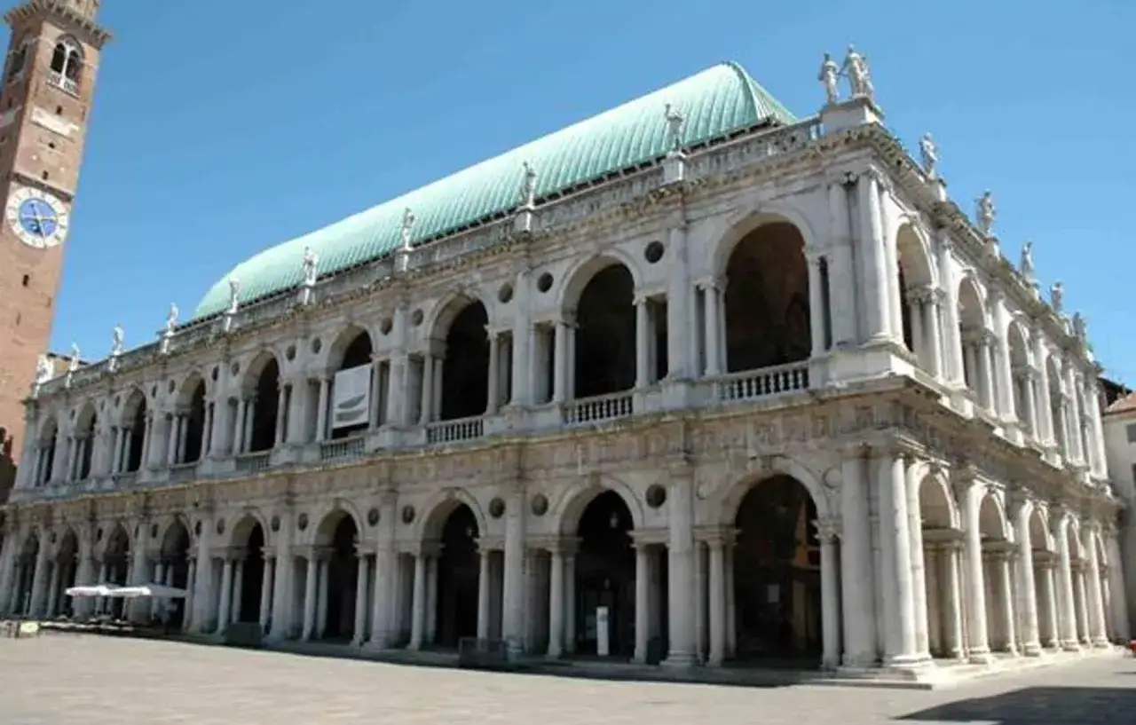 Basilica Palladiana e torre civica: un'ottima introduzione a cosa vedere a Vicenza in due giorni.