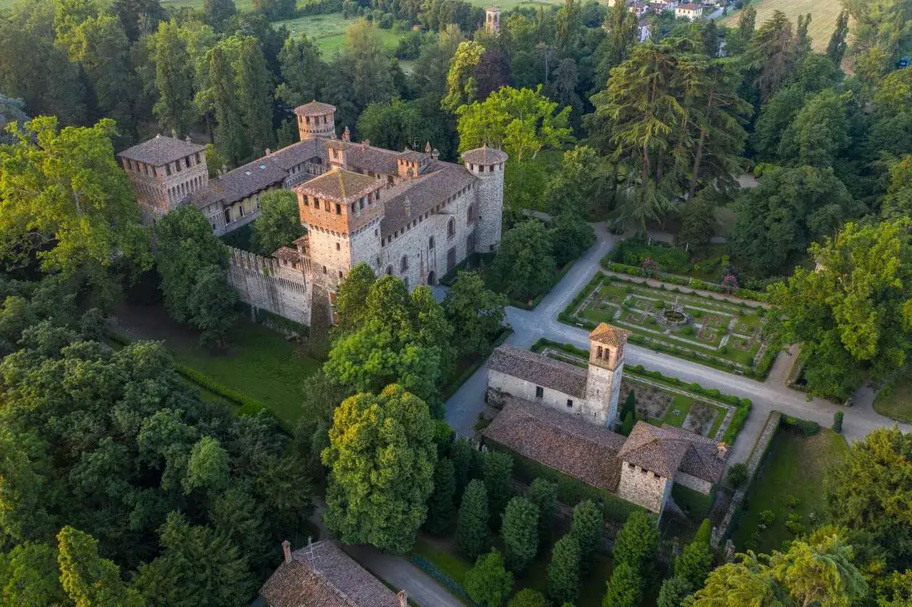 Castello di Grazzano Visconti, un gioiello incastonato nel verde, dove si trova questo magnifico borgo medievale.