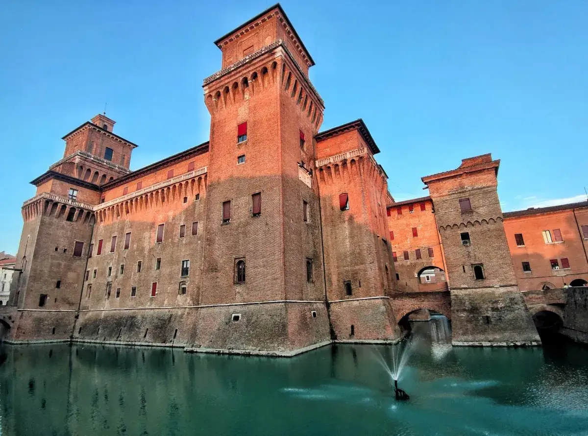 Castello Estense di Ferrara, un must per cosa vedere a Ferrara e dintorni in 3 giorni. Imponente fortezza con fossato e fontana.