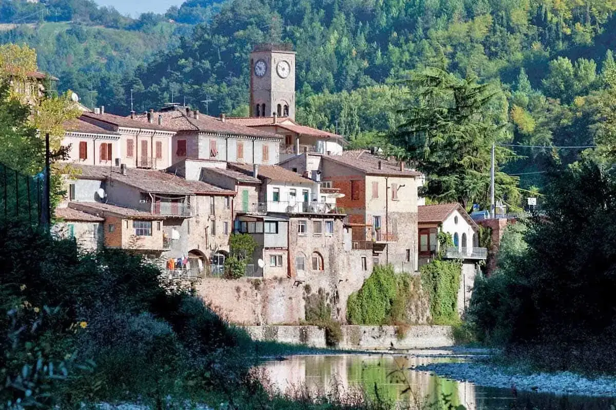 Sarsina, un borgo incantevole dove si trova un'antica torre dell'orologio che domina le case arroccate sul fiume.