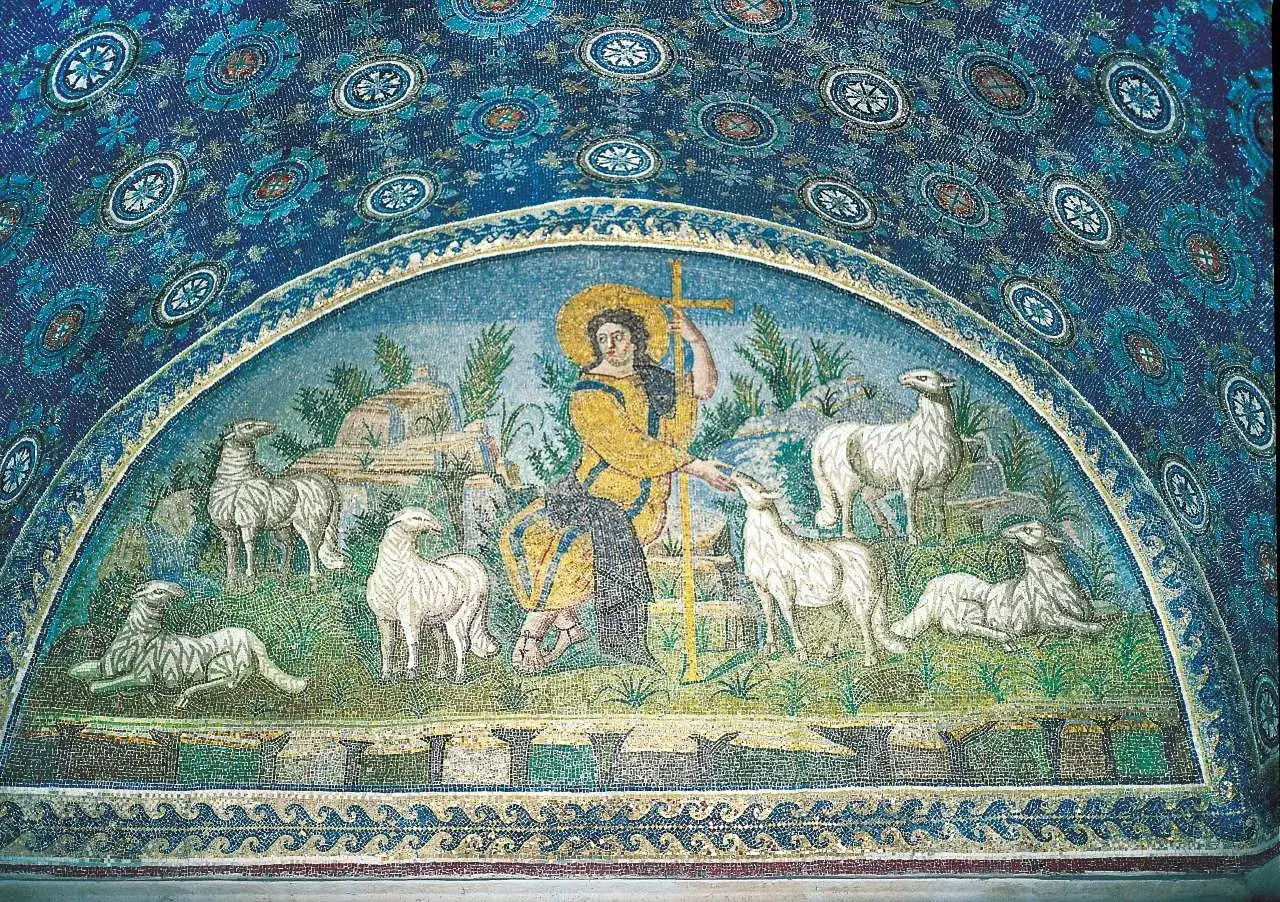 Mosaico di Ravenna: Cristo Buon Pastore con pecore. Un'opera imperdibile per chi visita Ravenna cosa vedere in un giorno.