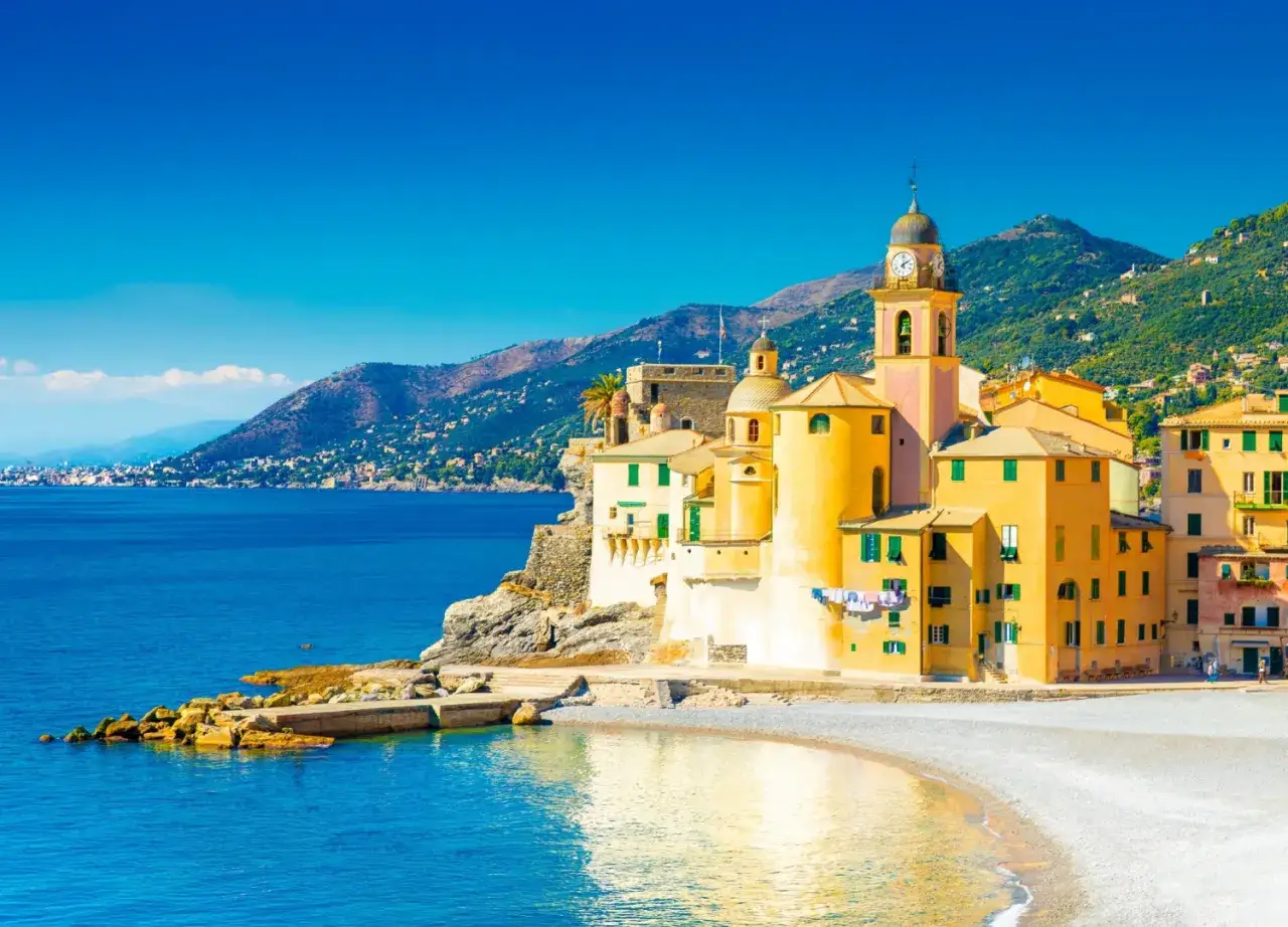 Un borgo colorato affacciato sul mare, un angolo di Liguria che sembra un sogno, un vero mare vicino Milano per evadere dalla città.