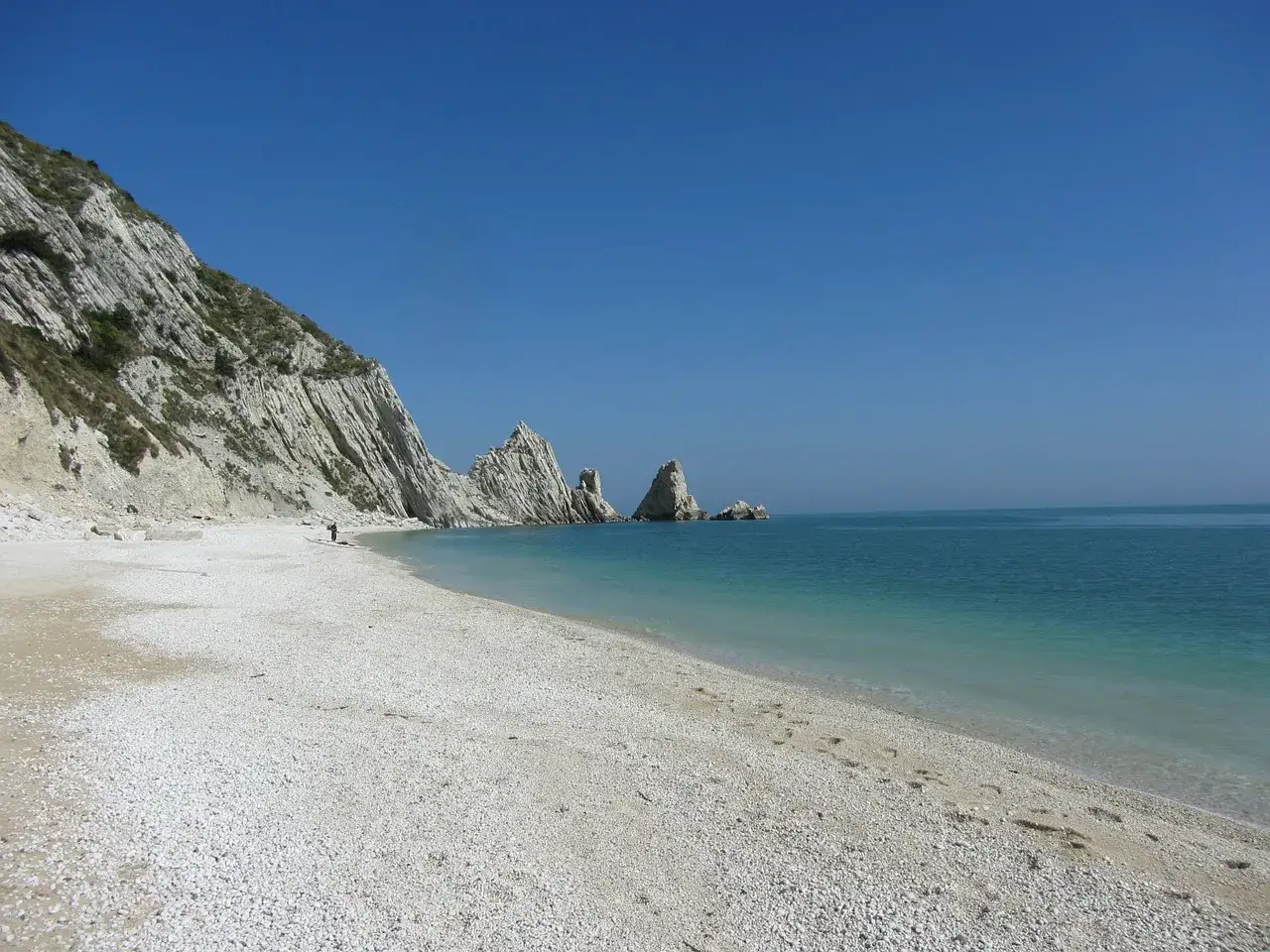 Spiaggia bianca e mare turchese sotto le rocce del Conero. Un angolo di paradiso, forse la spiaggia più bella del Conero.