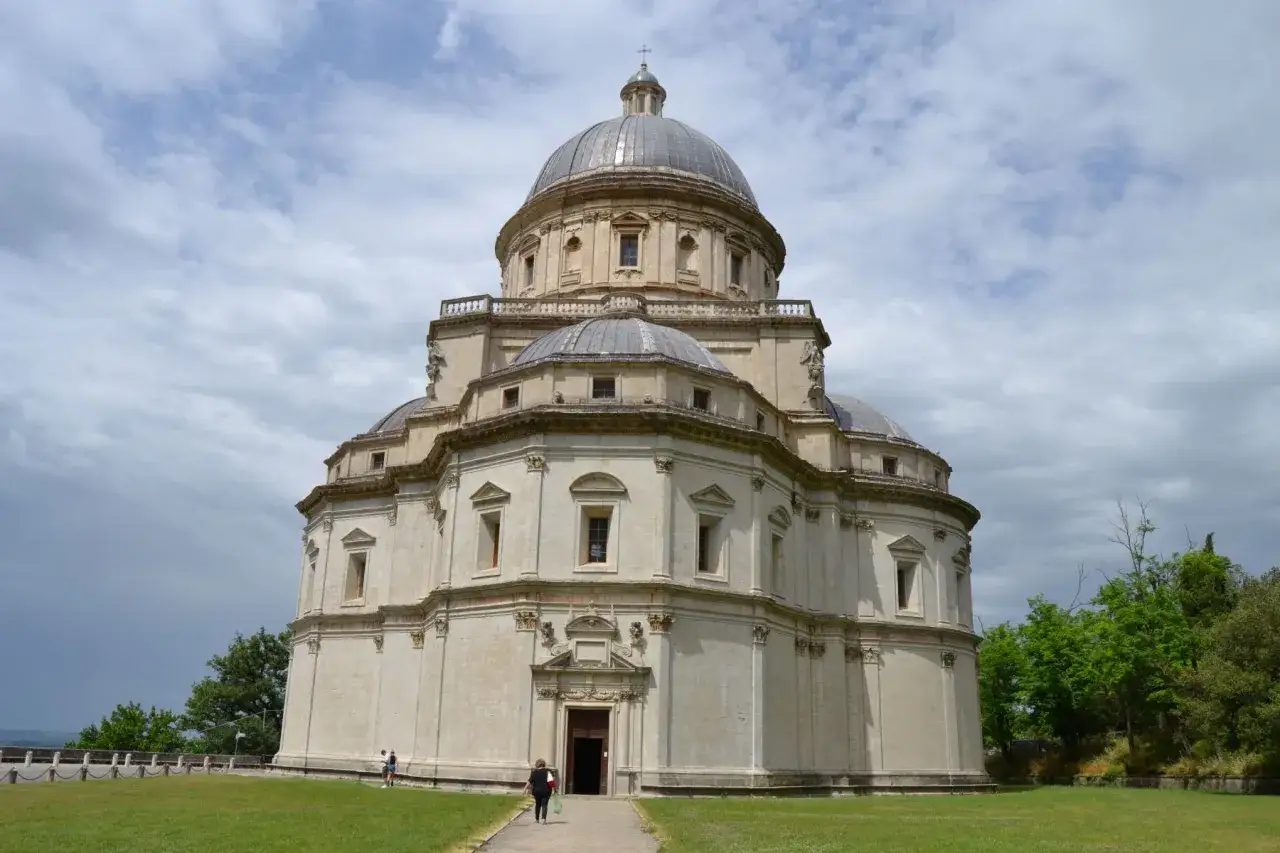 Tempio di Santa Maria della Consolazione, un gioiello da non perdere se ti chiedi cosa vedere a Todi in un giorno.