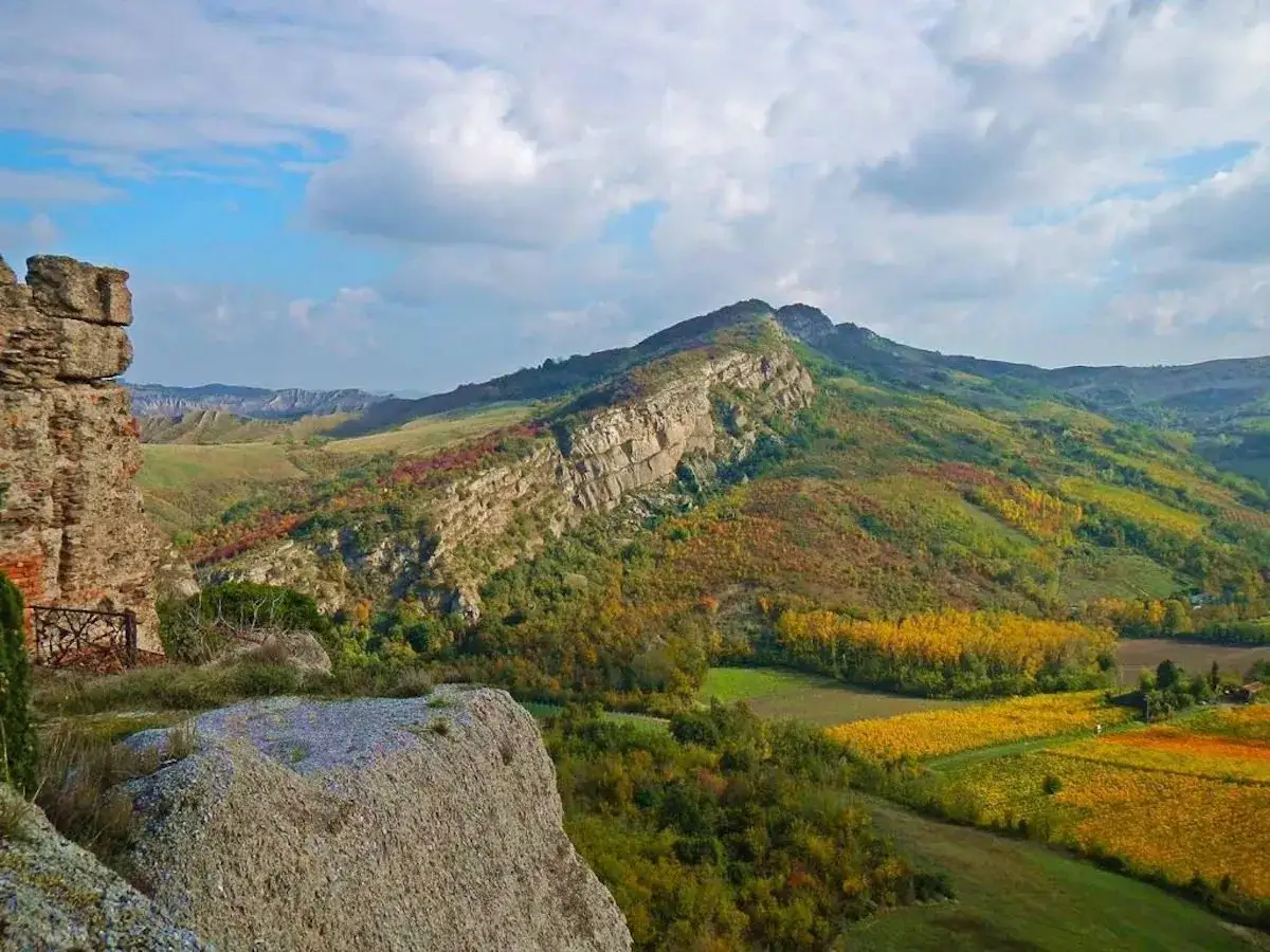 Panorami mozzafiato e calanchi suggestivi: ecco cosa vedere vicino a Bologna, un paesaggio autunnale da cartolina.