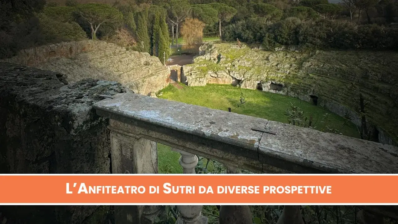 L'anfiteatro di Sutri, un luogo da scoprire, con la sua arena verde e le gradinate scavate nella roccia, circondato da alberi secolari.