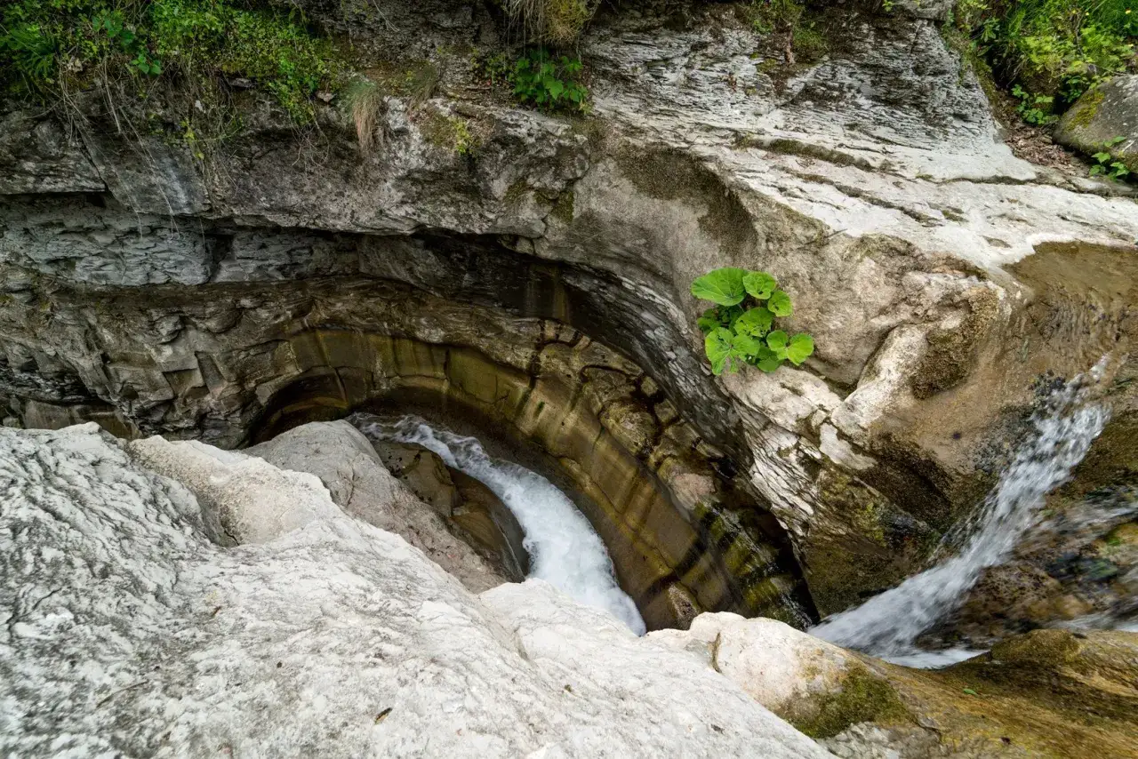 Cascata scavata nella roccia, un vero spettacolo naturale. Premilcuore cosa vedere: questo canyon è imperdibile!